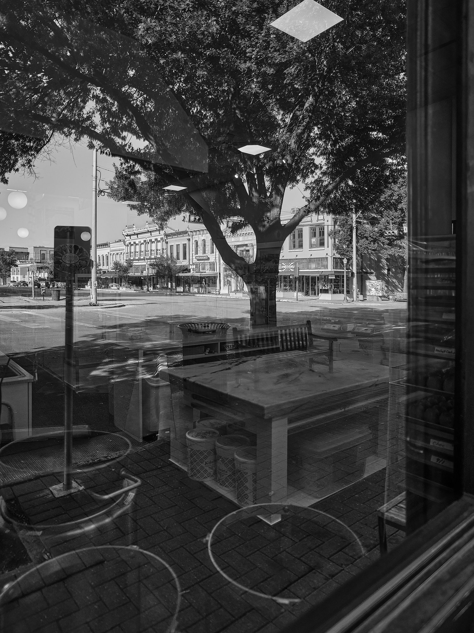 Contact Reflections are one of my favorite things. This is Austin Ave. shot through the window of @kilwinsgeorgetown .
#downtowngeorgetowntx #visitgeorgetowntx #dga_gtx #texasdowntown #fujifilmxt3